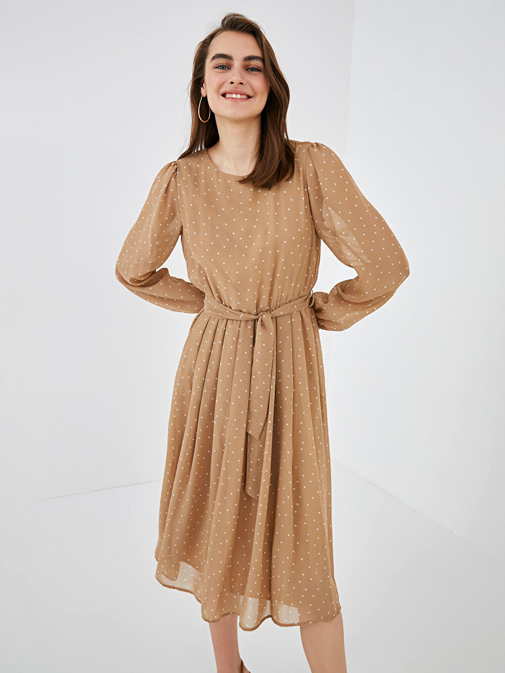 Kahverengi Bisiklet Yaka Puantiye Desenli Uzun Kollu Şifon Kadın Elbise-1