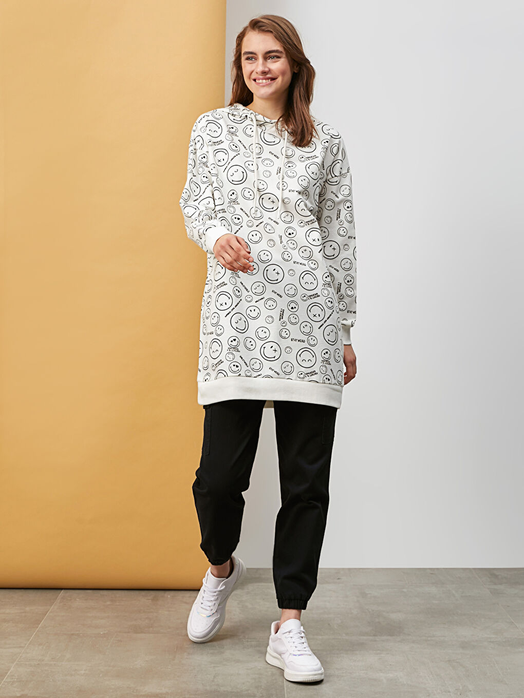 Ekru Kapüşonlu Smileyworld Baskılı Uzun Kollu Kadın Sweatshirt Tunik-1