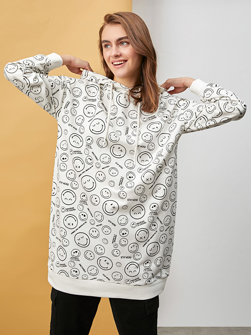 Ekru Kapüşonlu Smileyworld Baskılı Uzun Kollu Kadın Sweatshirt Tunik