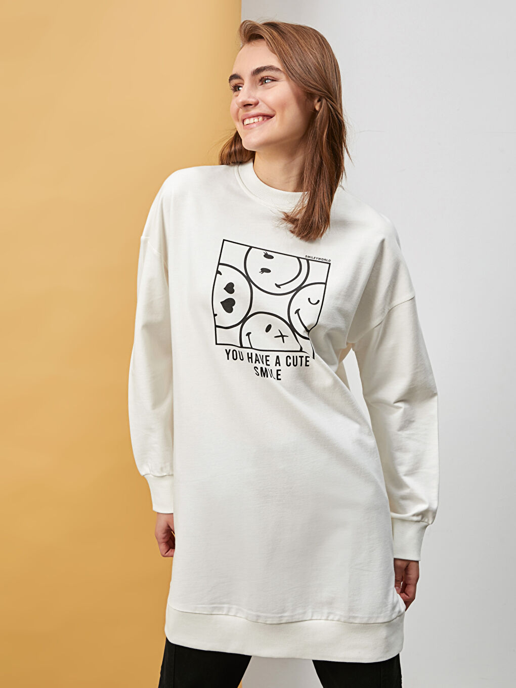 Beyaz Bisiklet Yaka Smileyworld Baskılı Uzun Kollu Kadın Sweatshirt Tunik-3