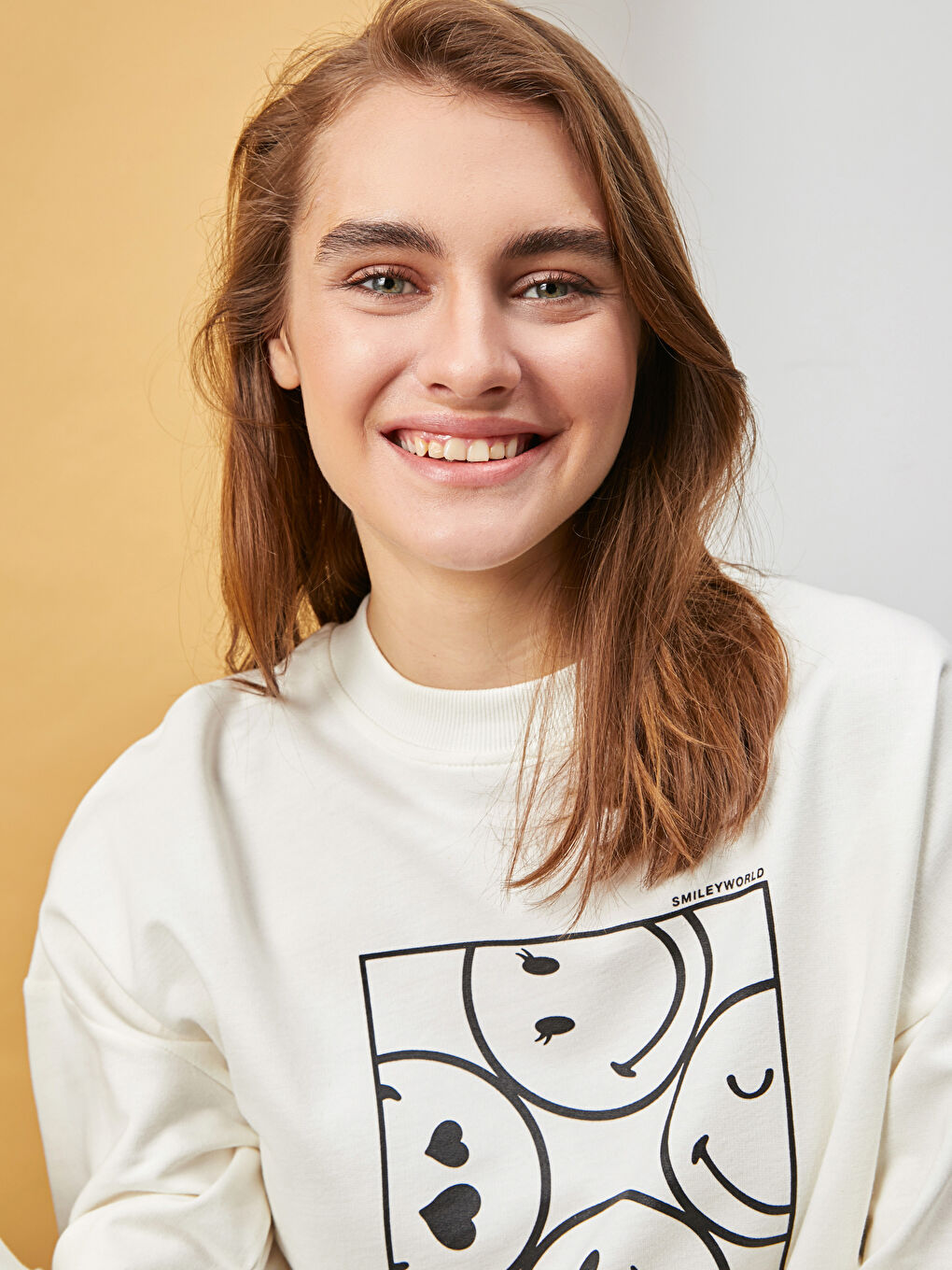 Beyaz Bisiklet Yaka Smileyworld Baskılı Uzun Kollu Kadın Sweatshirt Tunik-4