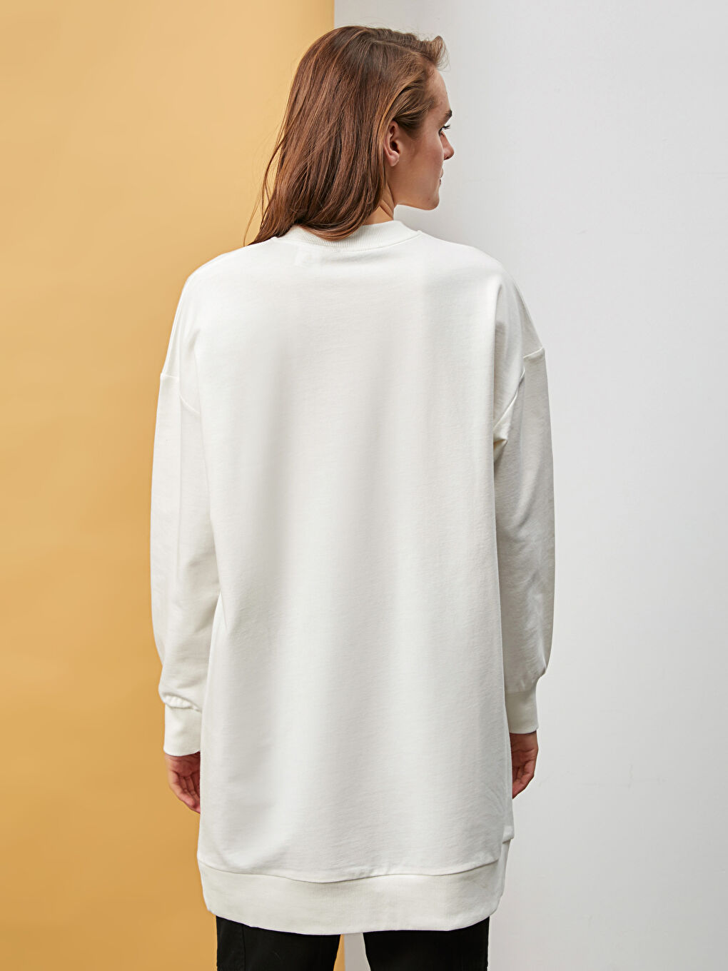 Beyaz Bisiklet Yaka Smileyworld Baskılı Uzun Kollu Kadın Sweatshirt Tunik-5