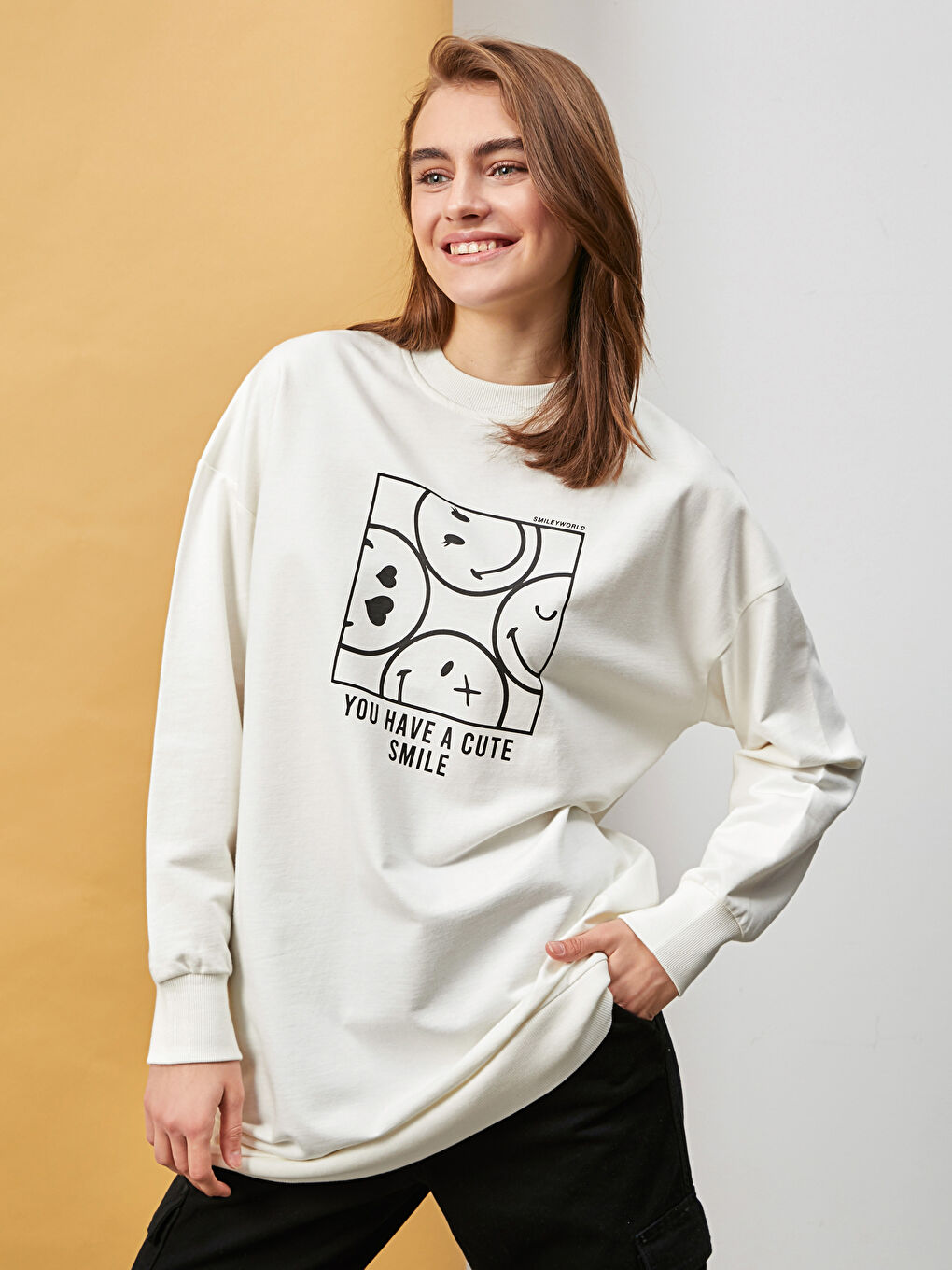 Beyaz Bisiklet Yaka Smileyworld Baskılı Uzun Kollu Kadın Sweatshirt Tunik-6