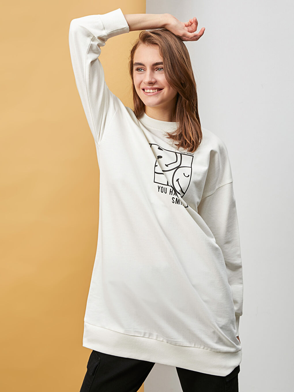 Beyaz Bisiklet Yaka Smileyworld Baskılı Uzun Kollu Kadın Sweatshirt Tunik