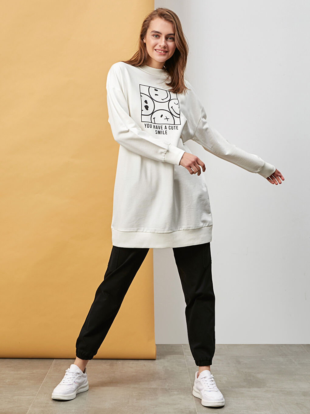 Beyaz Bisiklet Yaka Smileyworld Baskılı Uzun Kollu Kadın Sweatshirt Tunik-1