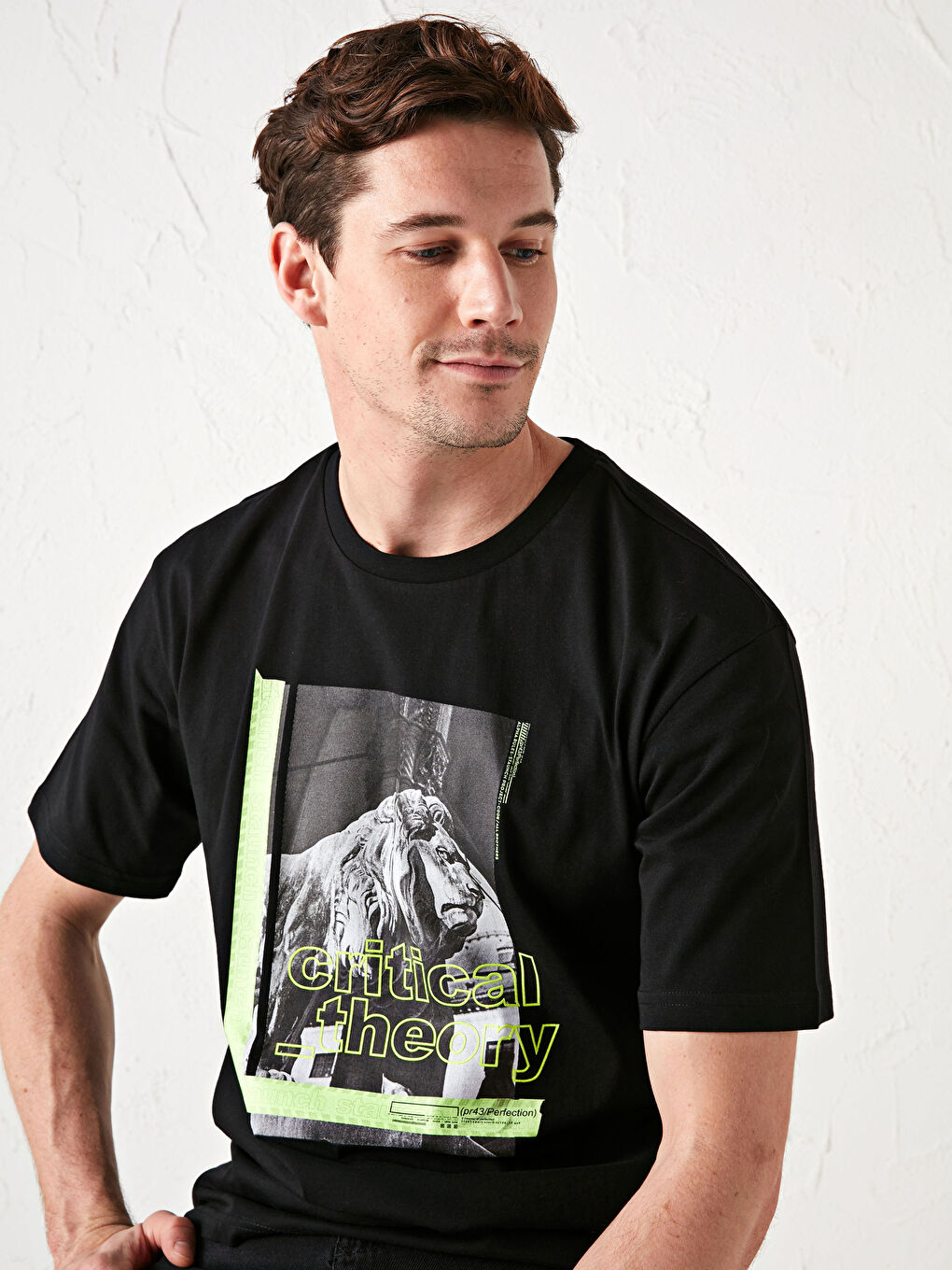 Siyah Bisiklet Yaka Kısa Kollu Baskılı Penye Erkek Tişört-2