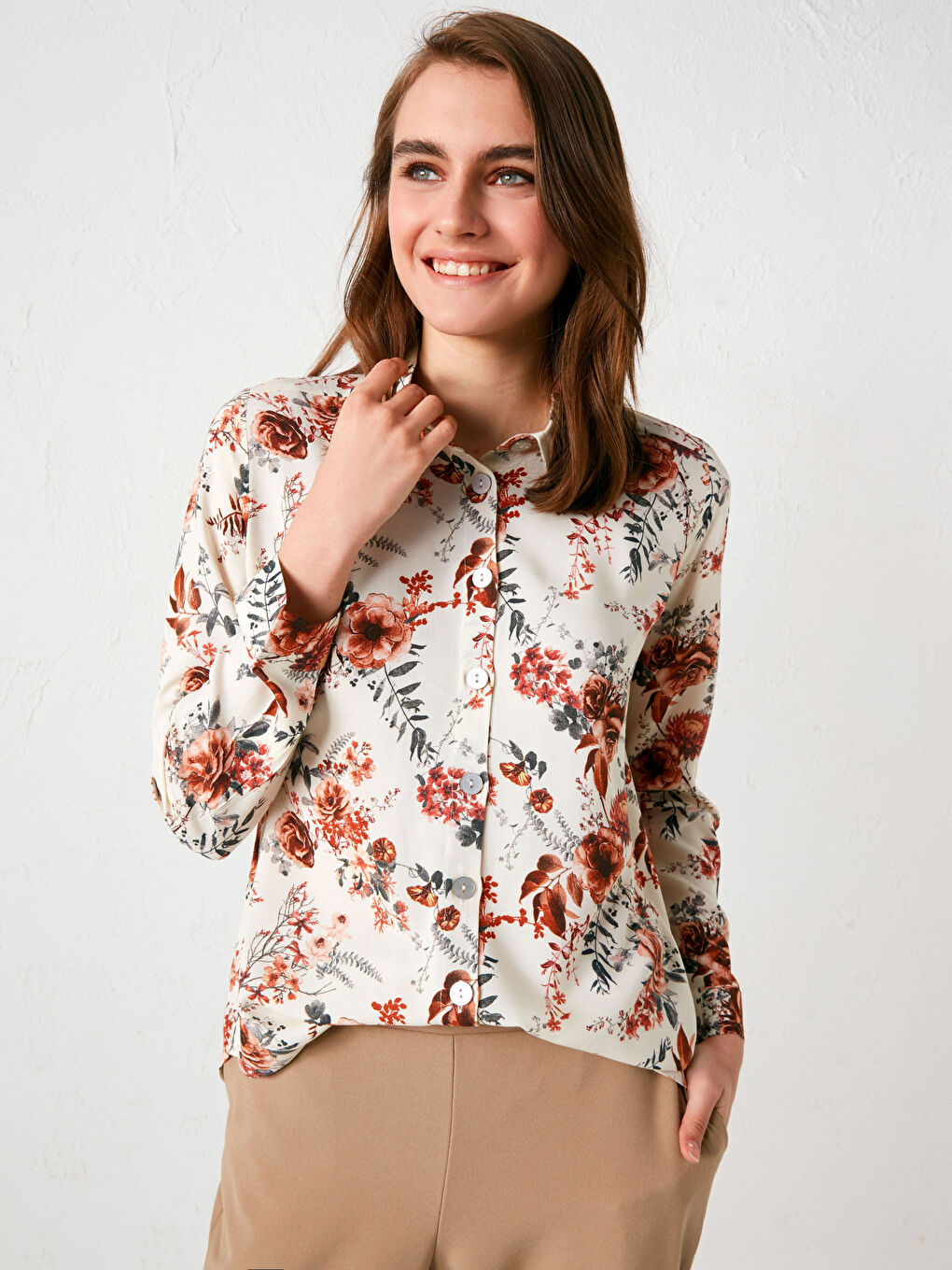 Bej Çiçek Desenli Uzun Kollu Viskon Kadın Gömlek