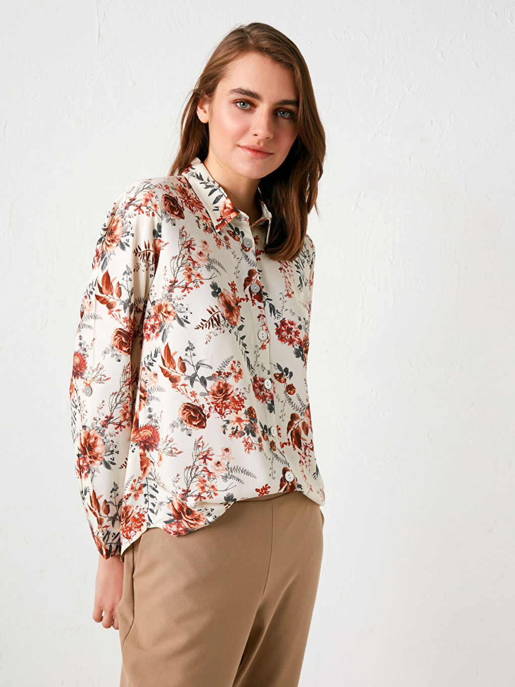 Bej Çiçek Desenli Uzun Kollu Viskon Kadın Gömlek-1
