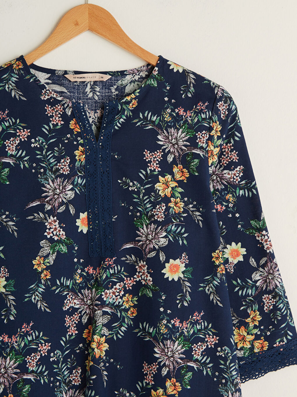 بلوزة قطن ياقة عالية مطبوعة مزينة بالتطريز للسيدات-6