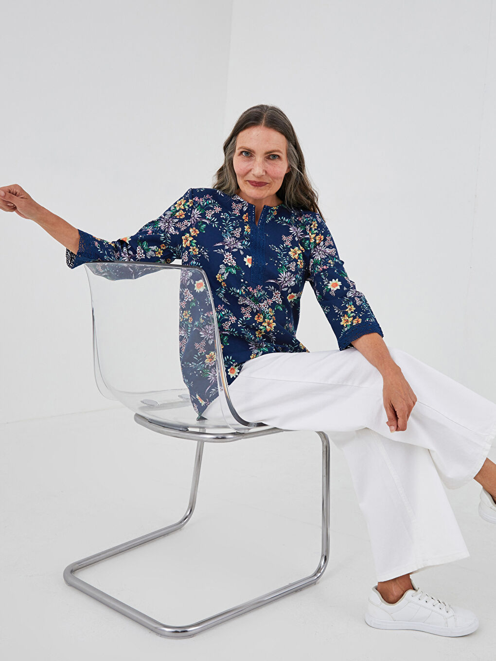 بلوزة قطن ياقة عالية مطبوعة مزينة بالتطريز للسيدات-2