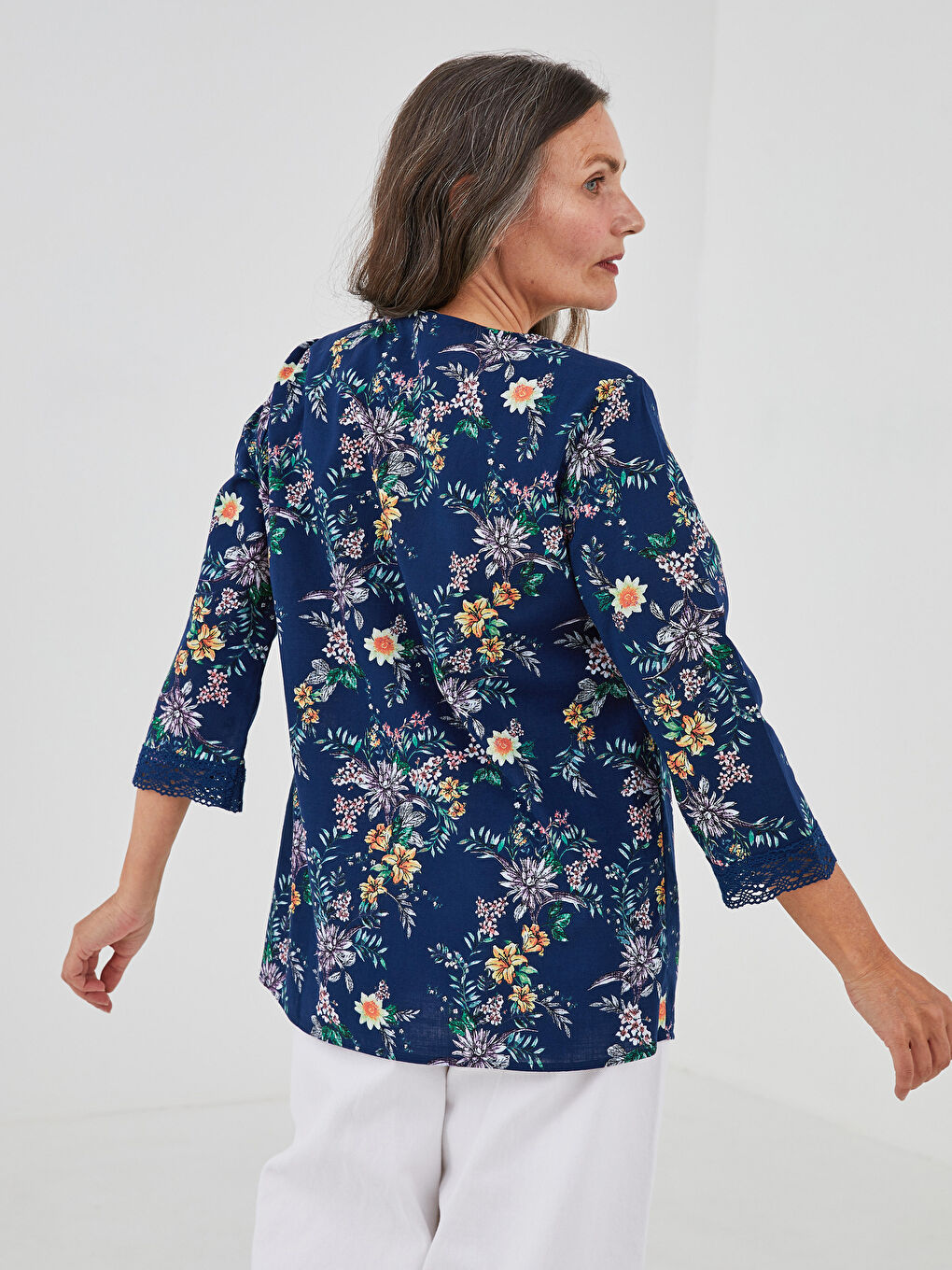 بلوزة قطن ياقة عالية مطبوعة مزينة بالتطريز للسيدات-3