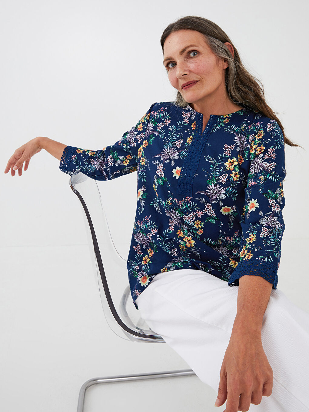 بلوزة قطن ياقة عالية مطبوعة مزينة بالتطريز للسيدات-4