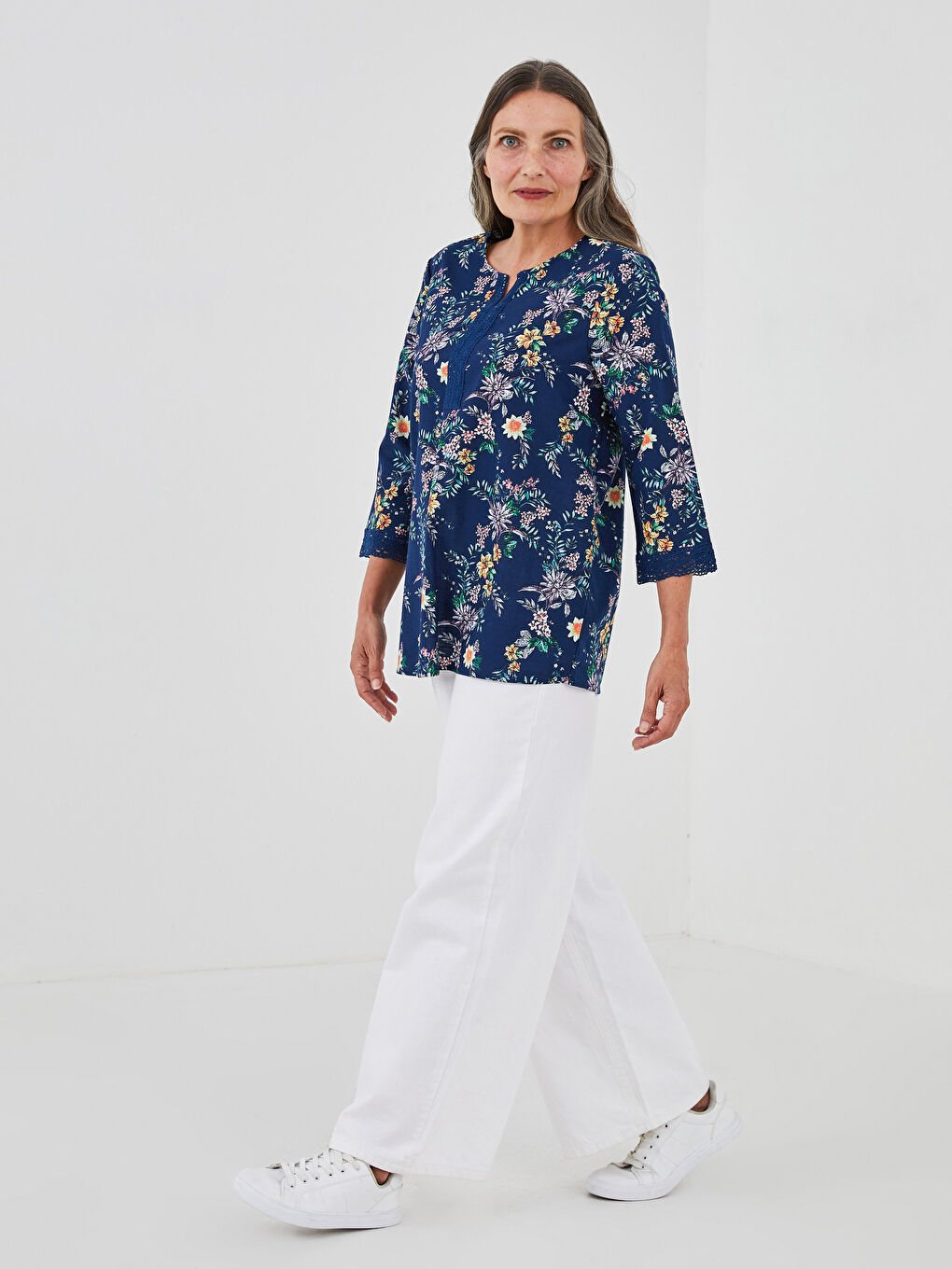 بلوزة قطن ياقة عالية مطبوعة مزينة بالتطريز للسيدات-1