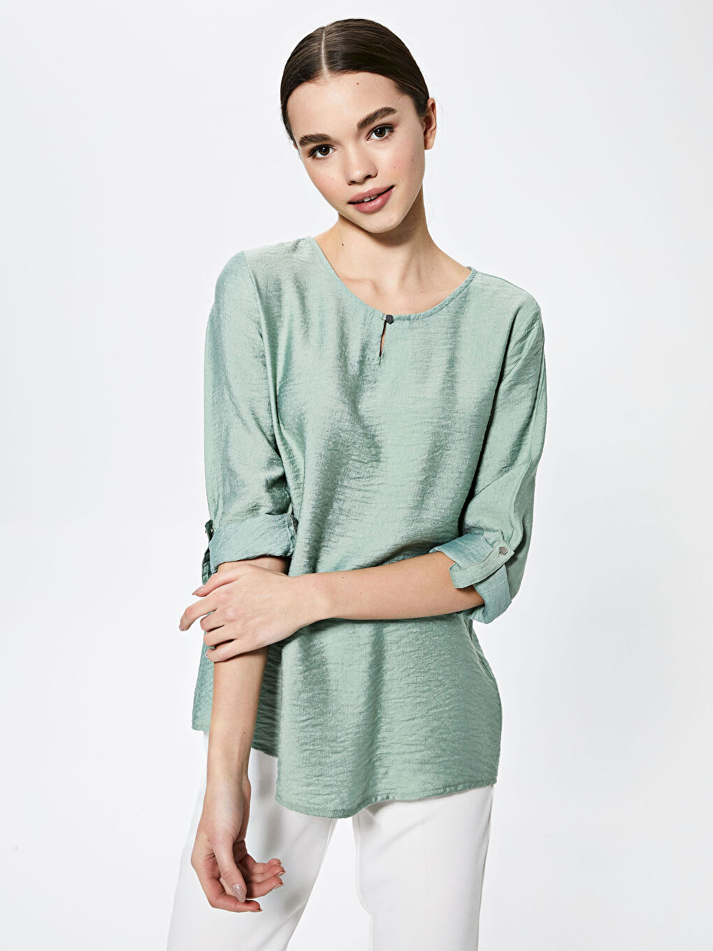 بلوزة دوبي بأكمام طويلة وقبة دائرية وقصة مستقيمة