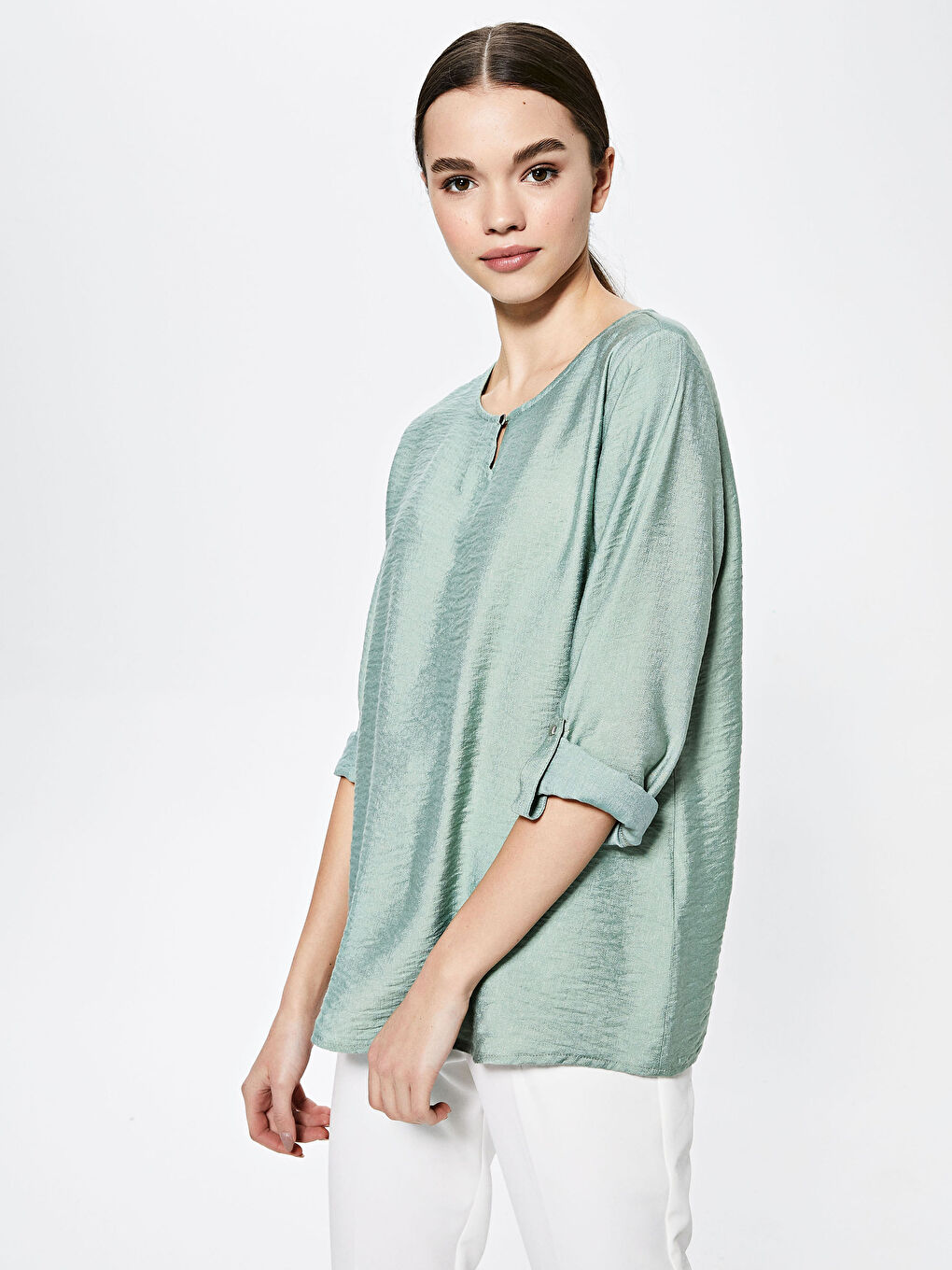 بلوزة دوبي بأكمام طويلة وقبة دائرية وقصة مستقيمة-1