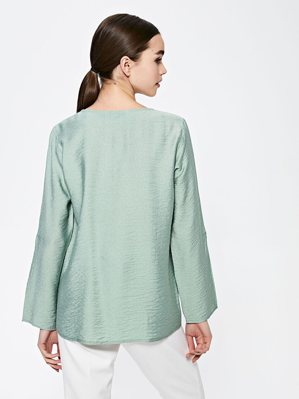 بلوزة دوبي بأكمام طويلة وقبة دائرية وقصة مستقيمة-4