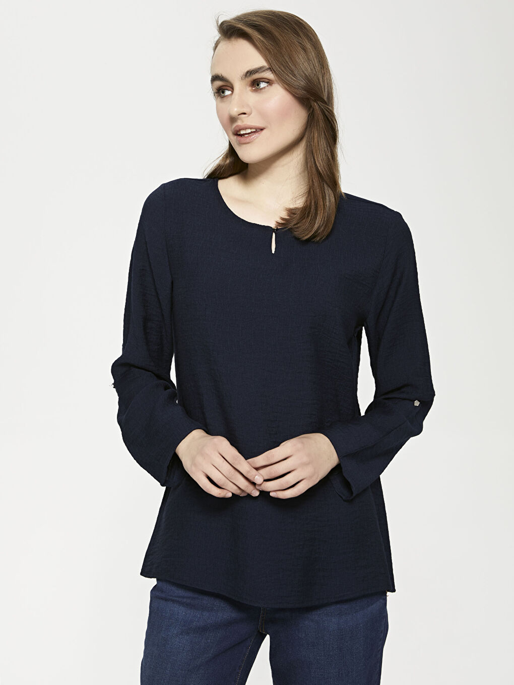 بلوزة دوبي بأكمام طويلة وقبة دائرية وقصة مستقيمة