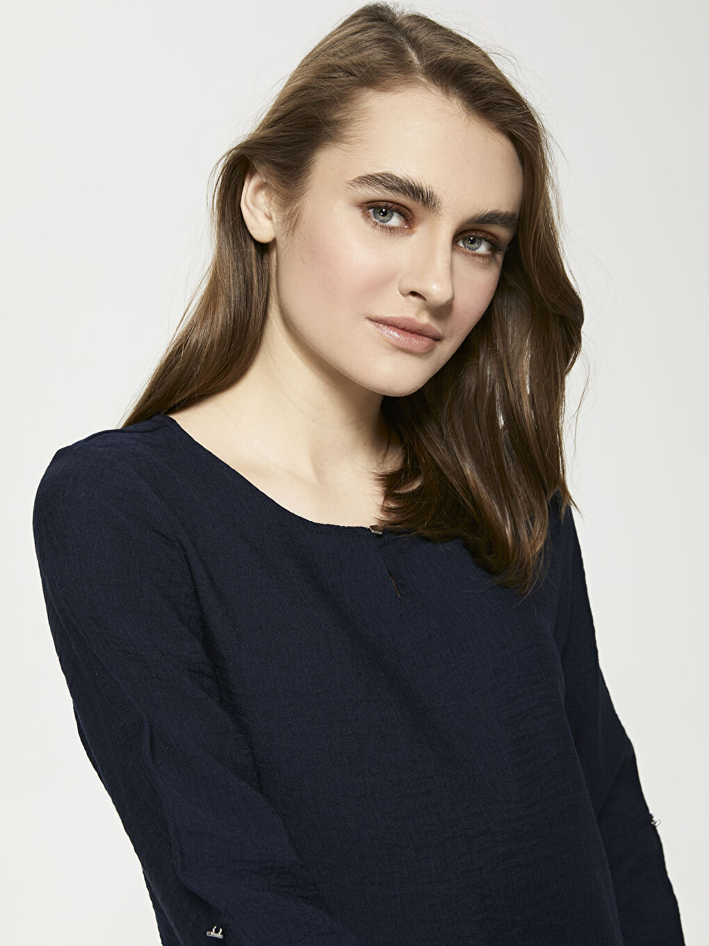 بلوزة دوبي بأكمام طويلة وقبة دائرية وقصة مستقيمة-1