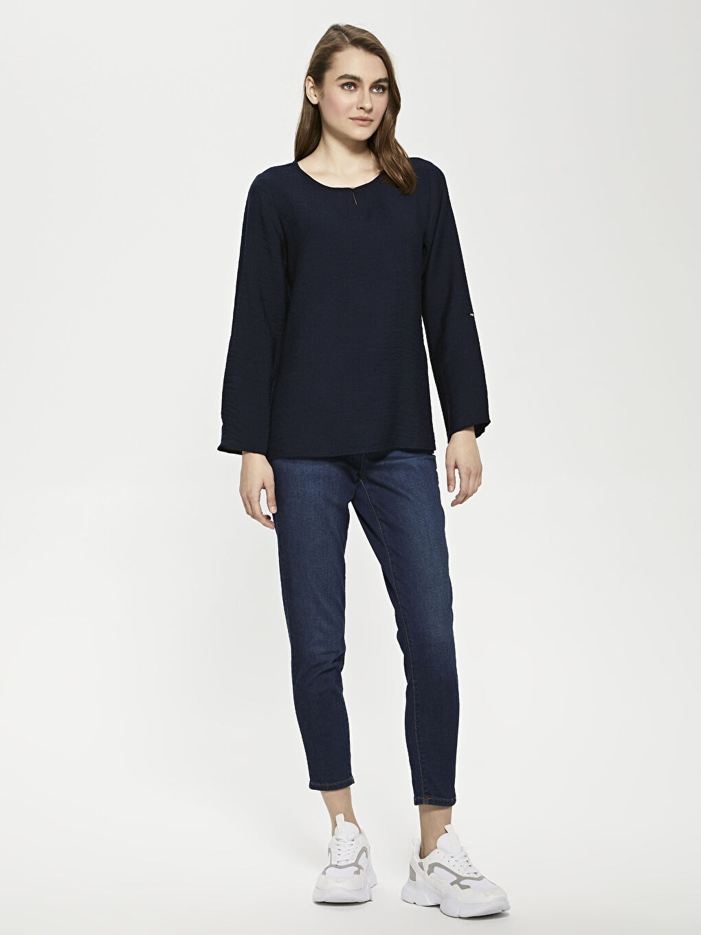 بلوزة دوبي بأكمام طويلة وقبة دائرية وقصة مستقيمة-2