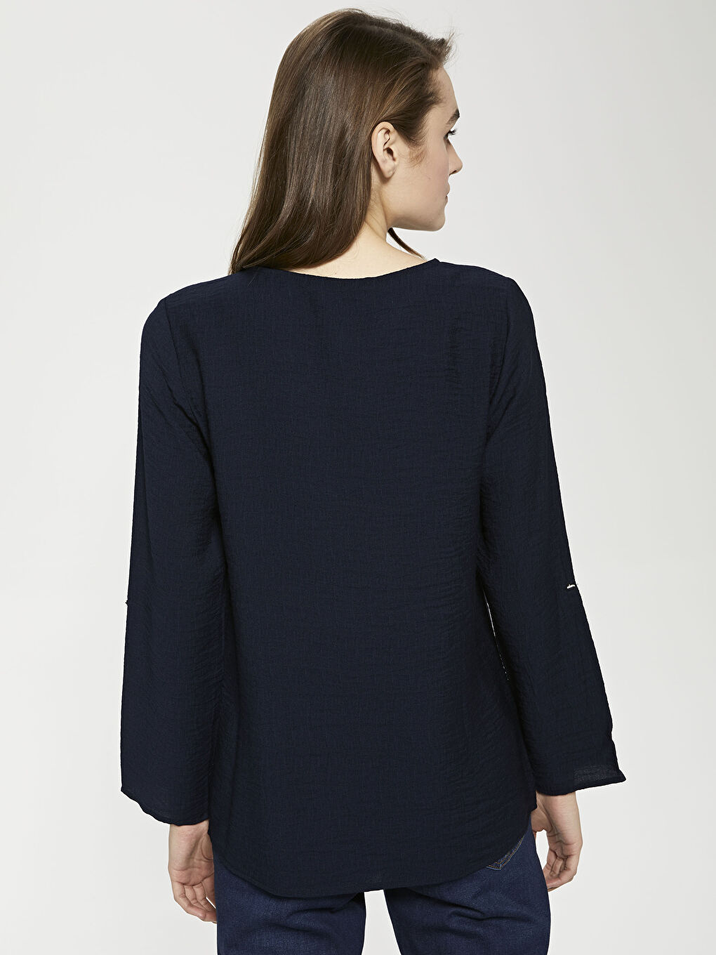 بلوزة دوبي بأكمام طويلة وقبة دائرية وقصة مستقيمة-4