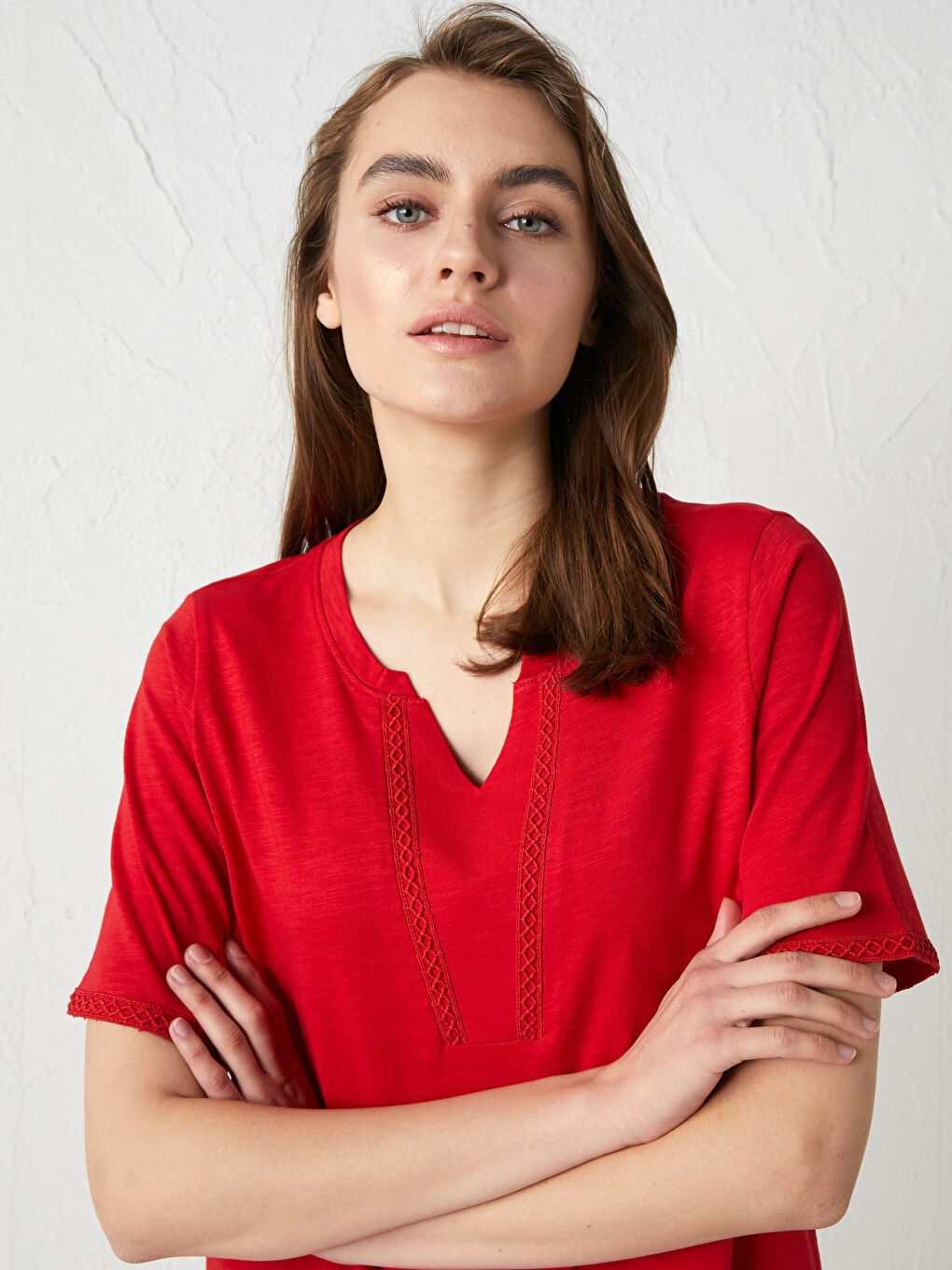 بلوزة نسائية قطن كم قصير ياقة على شكل حرف V بتفاصيل تطريز-1