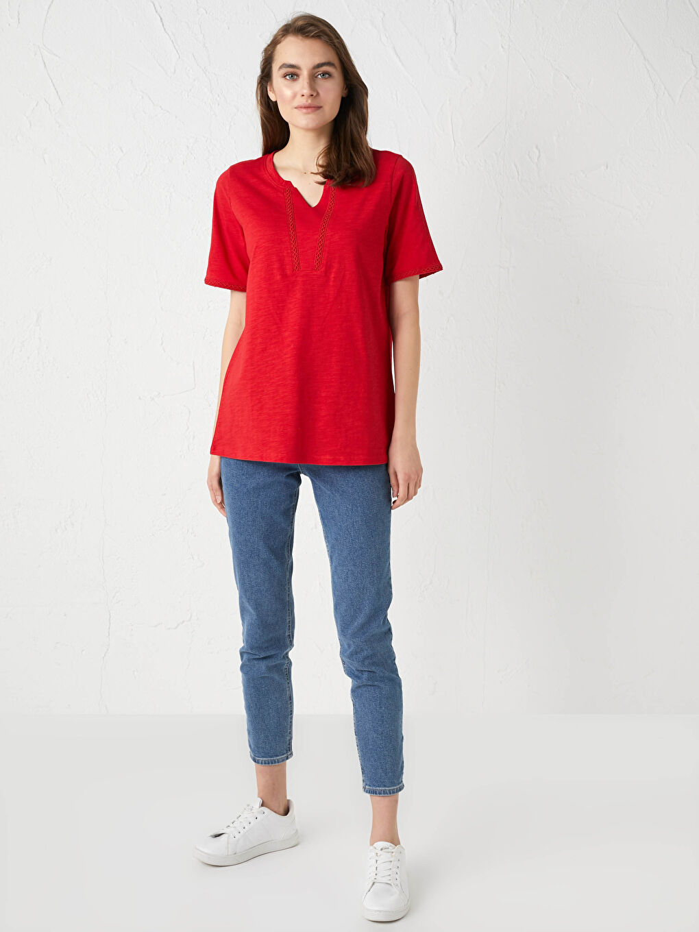 بلوزة نسائية قطن كم قصير ياقة على شكل حرف V بتفاصيل تطريز-2