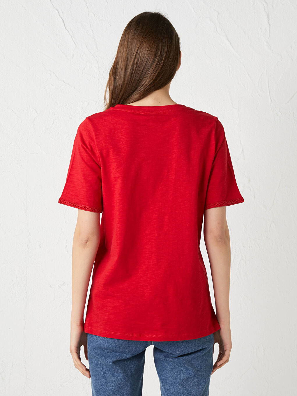 بلوزة نسائية قطن كم قصير ياقة على شكل حرف V بتفاصيل تطريز-3