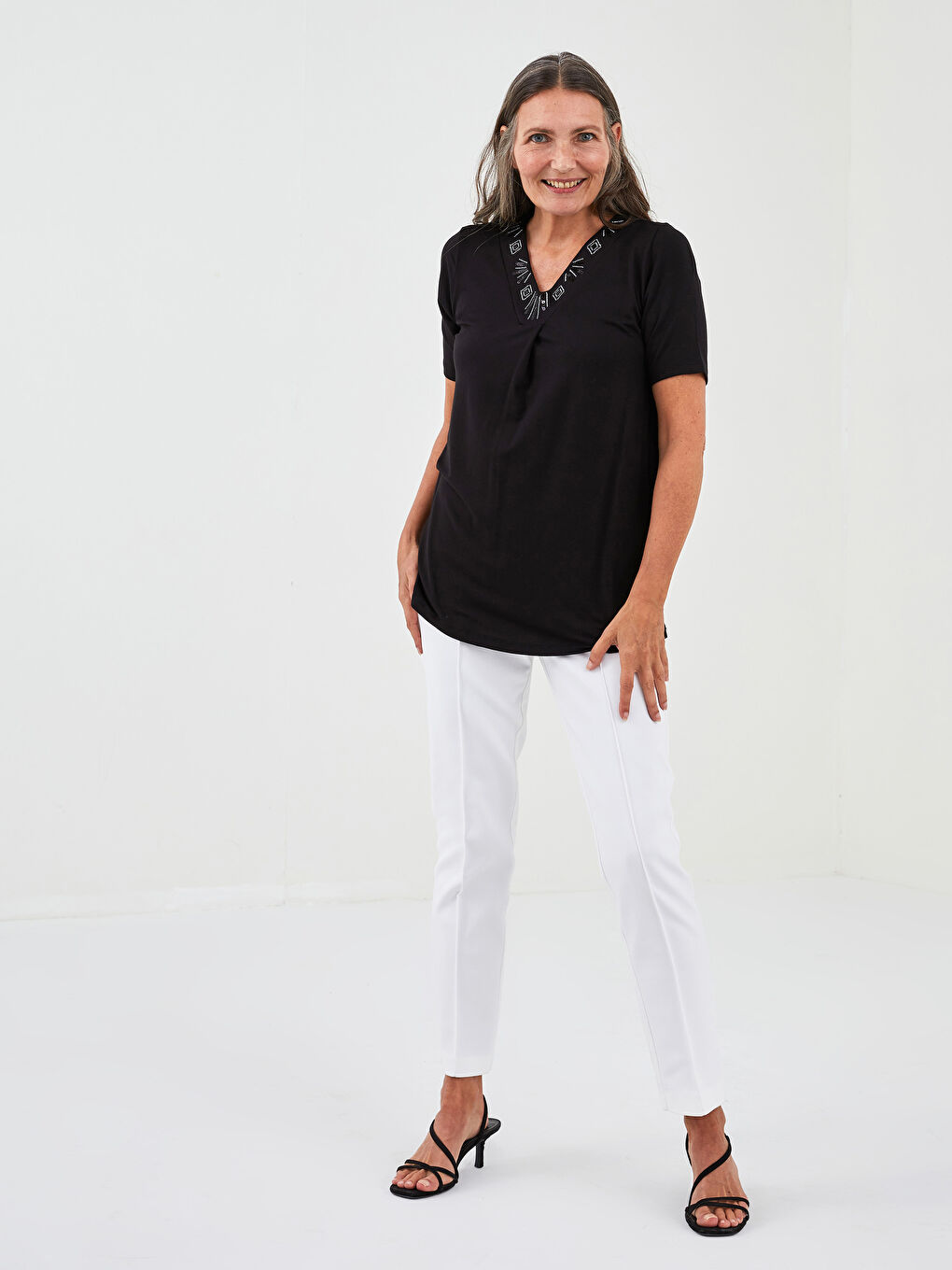 Siyah V Yaka Nakışlı Kısa Kollu Viskon Kadın Bluz-2