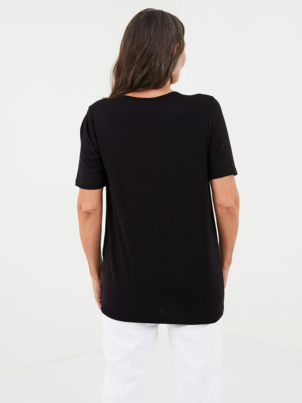 Siyah V Yaka Nakışlı Kısa Kollu Viskon Kadın Bluz-3