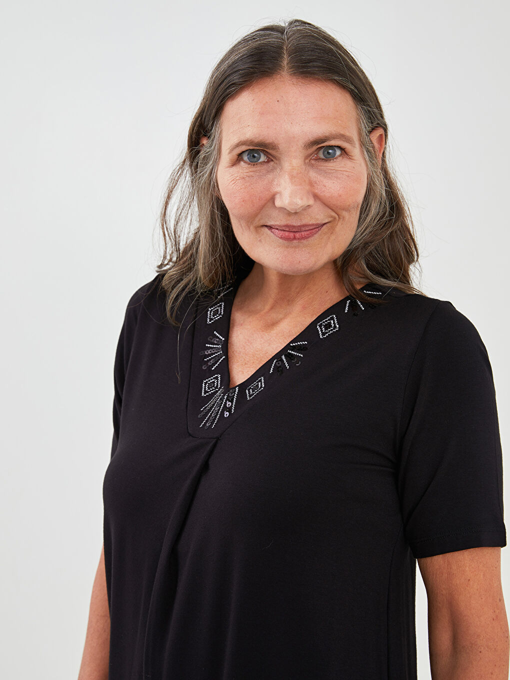 Siyah V Yaka Nakışlı Kısa Kollu Viskon Kadın Bluz-1