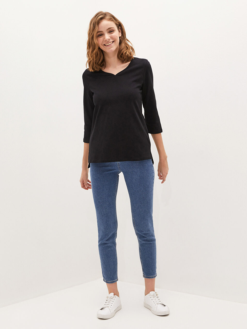 Siyah V Yaka Düz Yarım Kollu Pamuklu Kadın Tişört-2