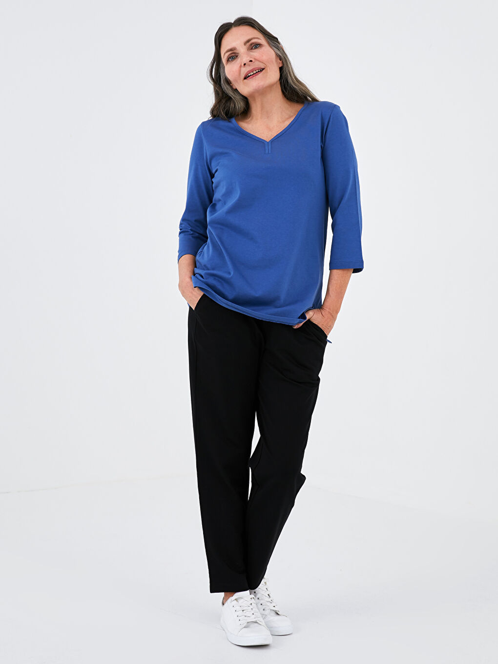 Mavi V Yaka Düz Yarım Kollu Pamuklu Kadın Tişört-2