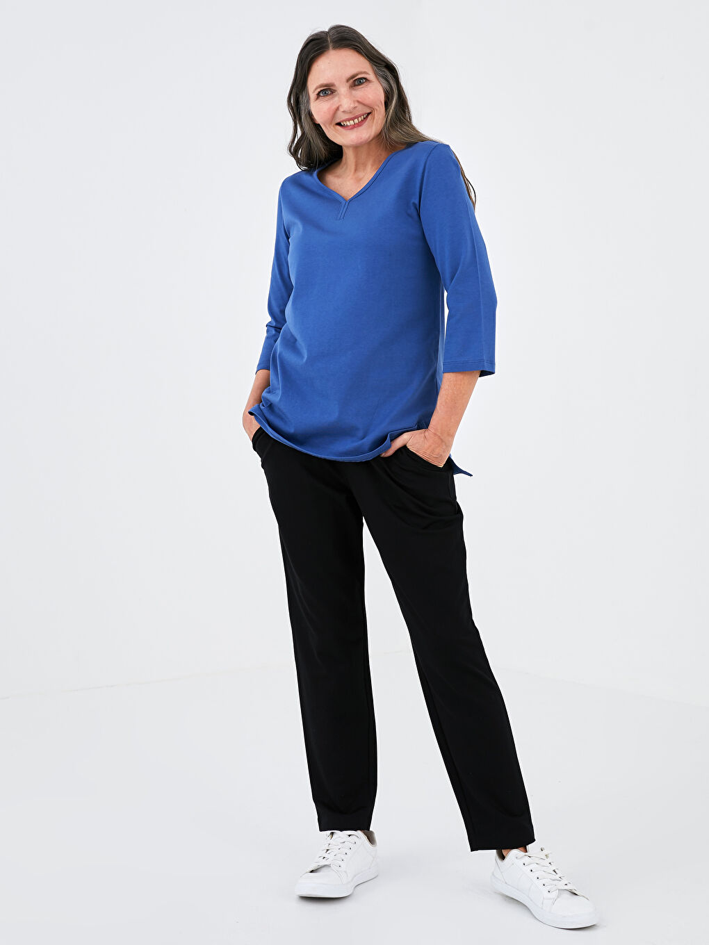 Mavi V Yaka Düz Yarım Kollu Pamuklu Kadın Tişört-3