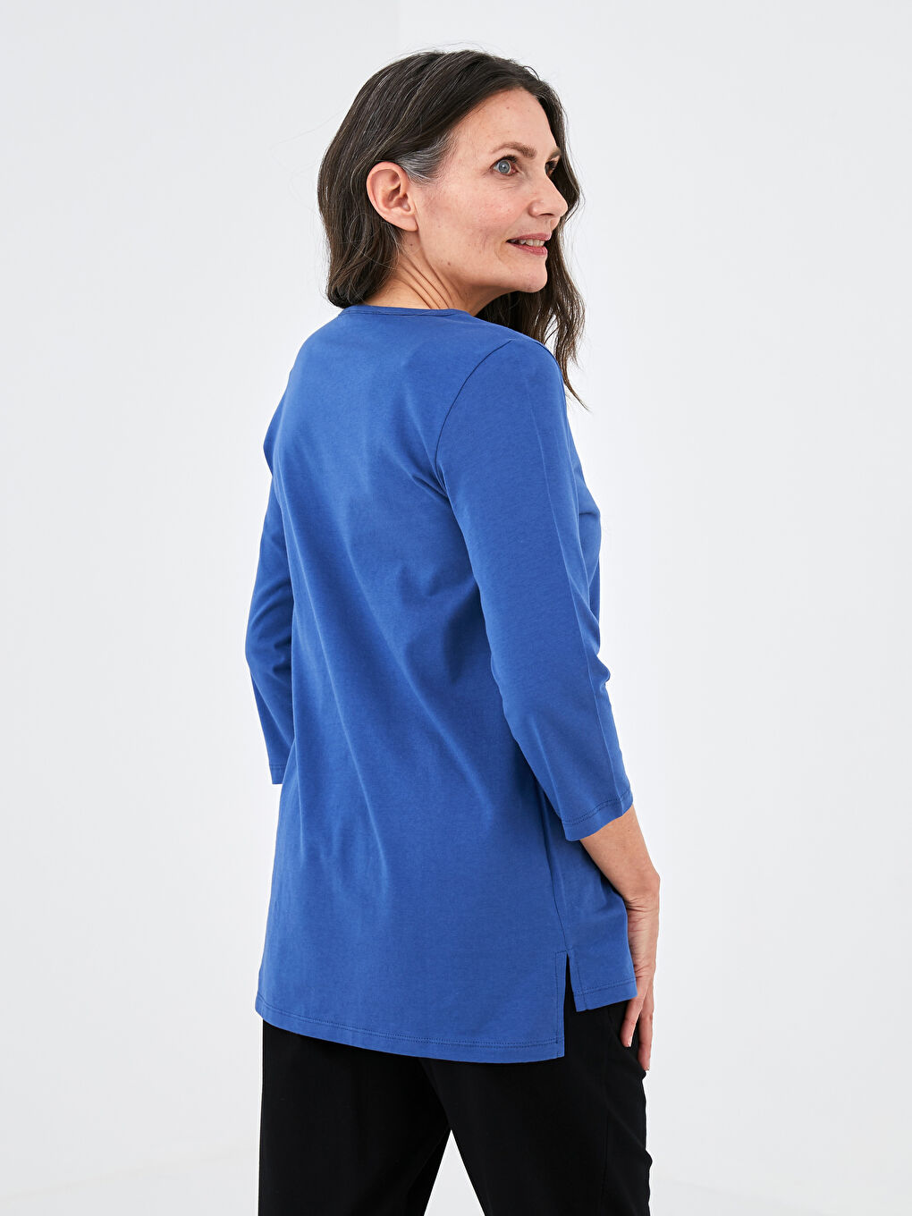 Mavi V Yaka Düz Yarım Kollu Pamuklu Kadın Tişört-4