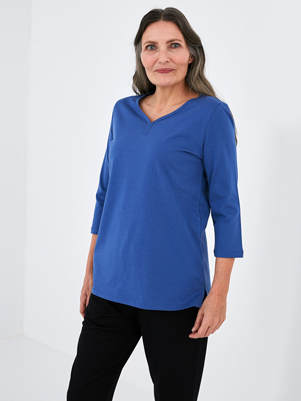 Mavi V Yaka Düz Yarım Kollu Pamuklu Kadın Tişört