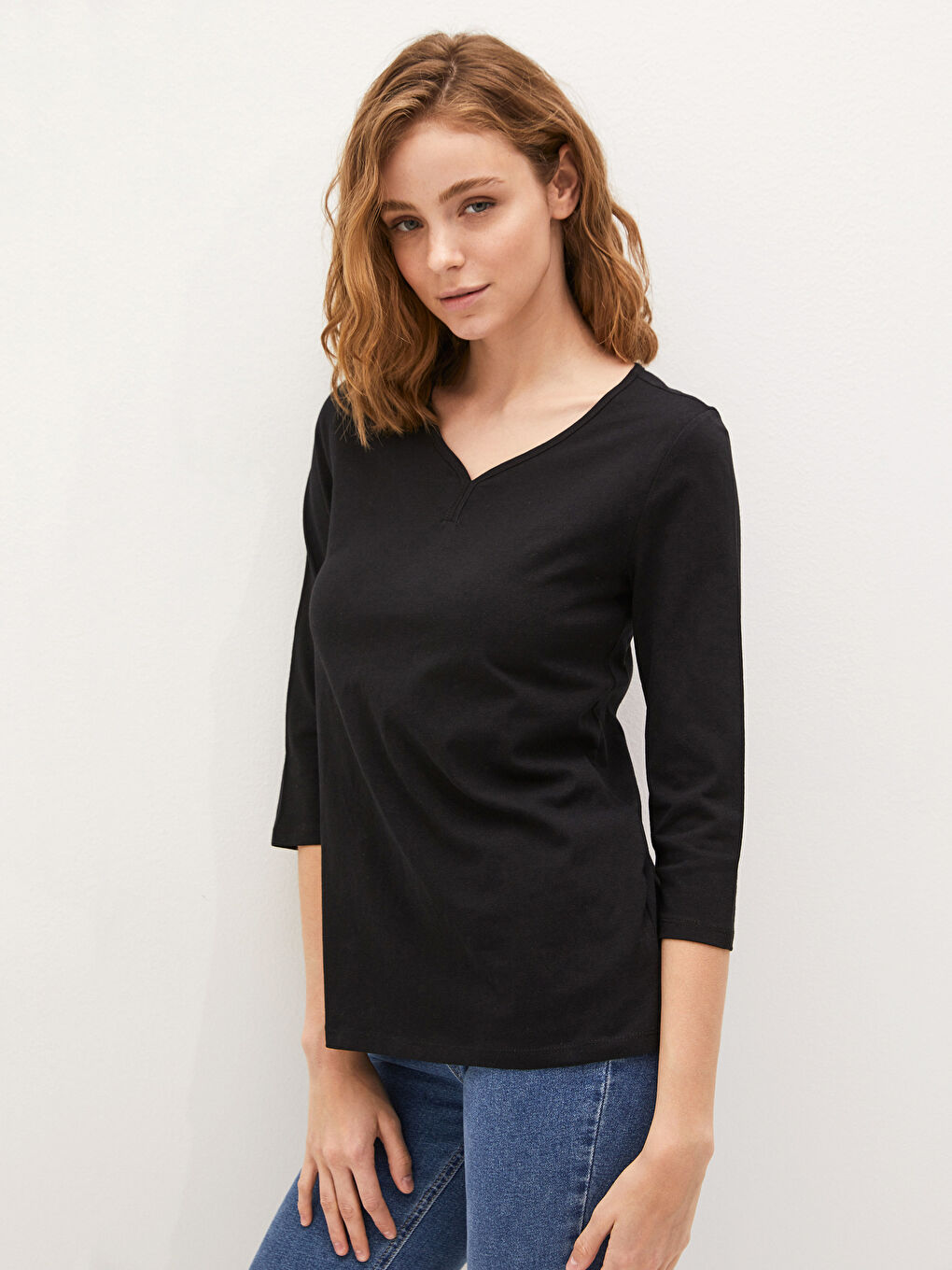 Siyah V Yaka Düz Yarım Kollu Pamuklu Kadın Tişört