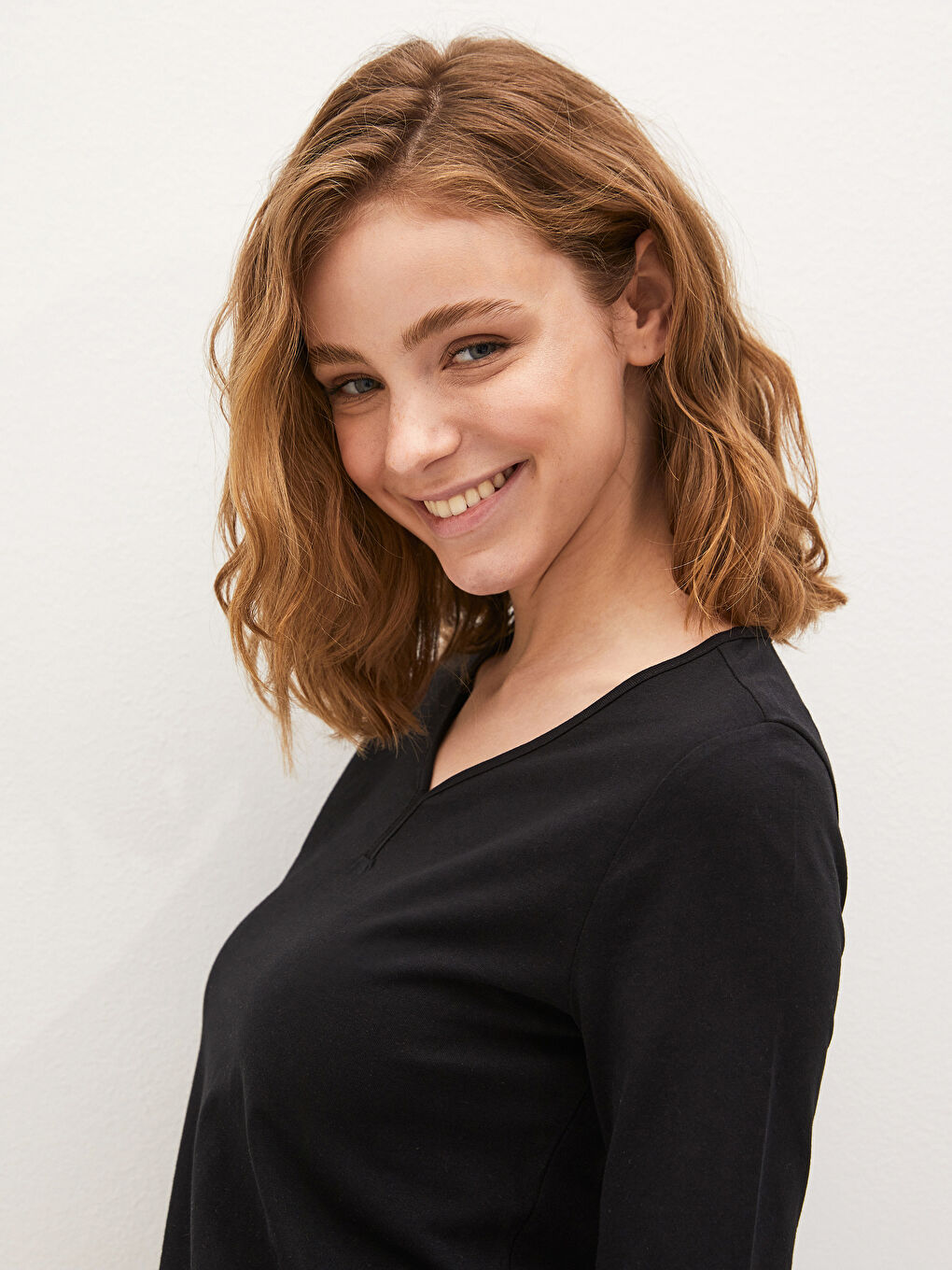 Siyah V Yaka Düz Yarım Kollu Pamuklu Kadın Tişört-1