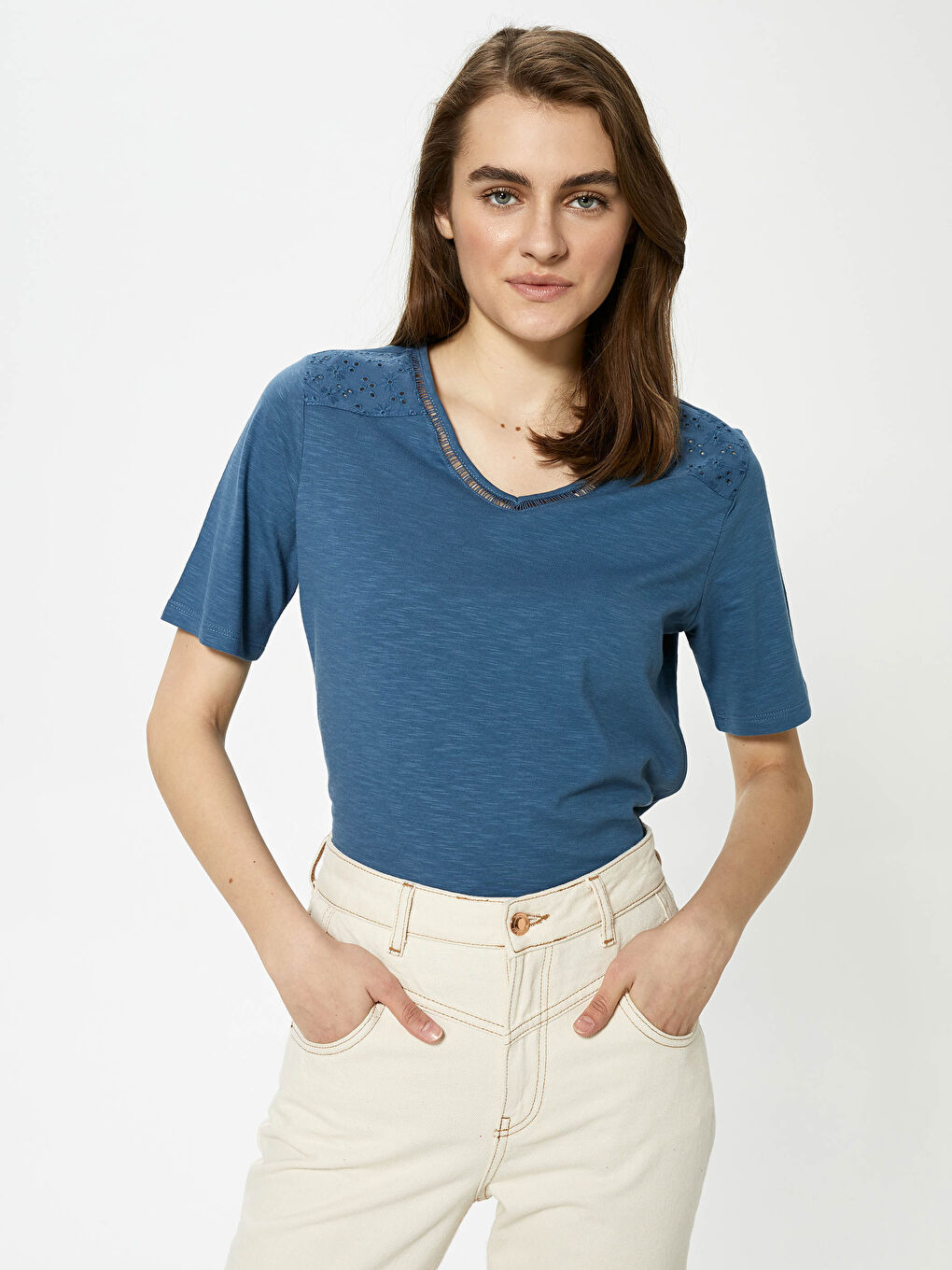 Блузка для жінок з коротким рукавом, V-подібним вирізом та вишивкою