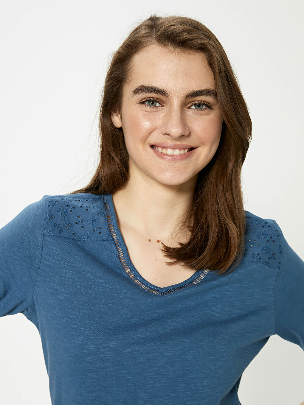 Блузка для жінок з коротким рукавом, V-подібним вирізом та вишивкою-1