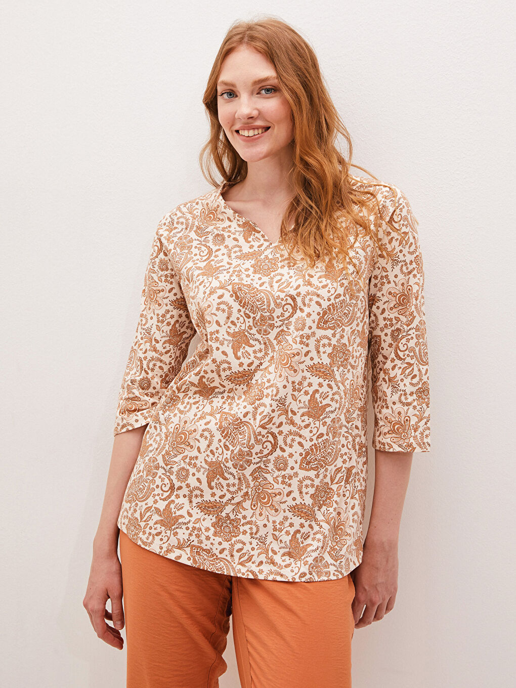 Bej V Yaka Baskılı Kısa Yarım Kollu Pamuklu Kadın Bluz
