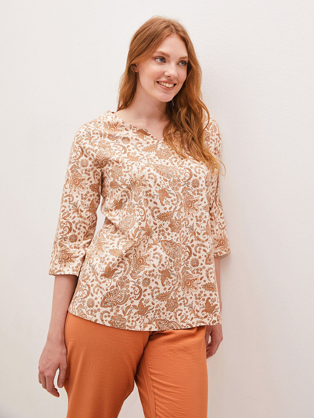 Bej V Yaka Baskılı Kısa Yarım Kollu Pamuklu Kadın Bluz-1