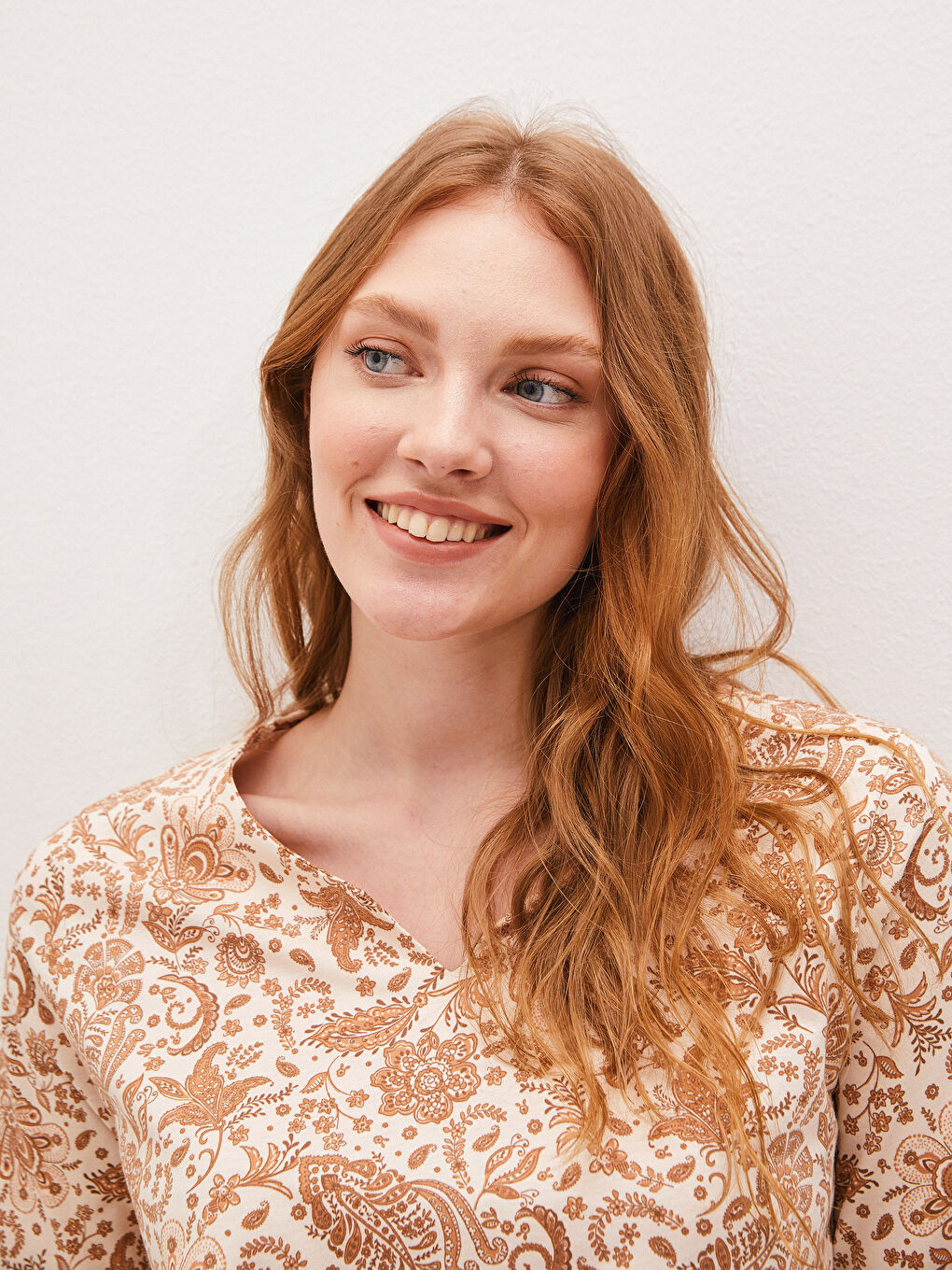 Bej V Yaka Baskılı Kısa Yarım Kollu Pamuklu Kadın Bluz-2