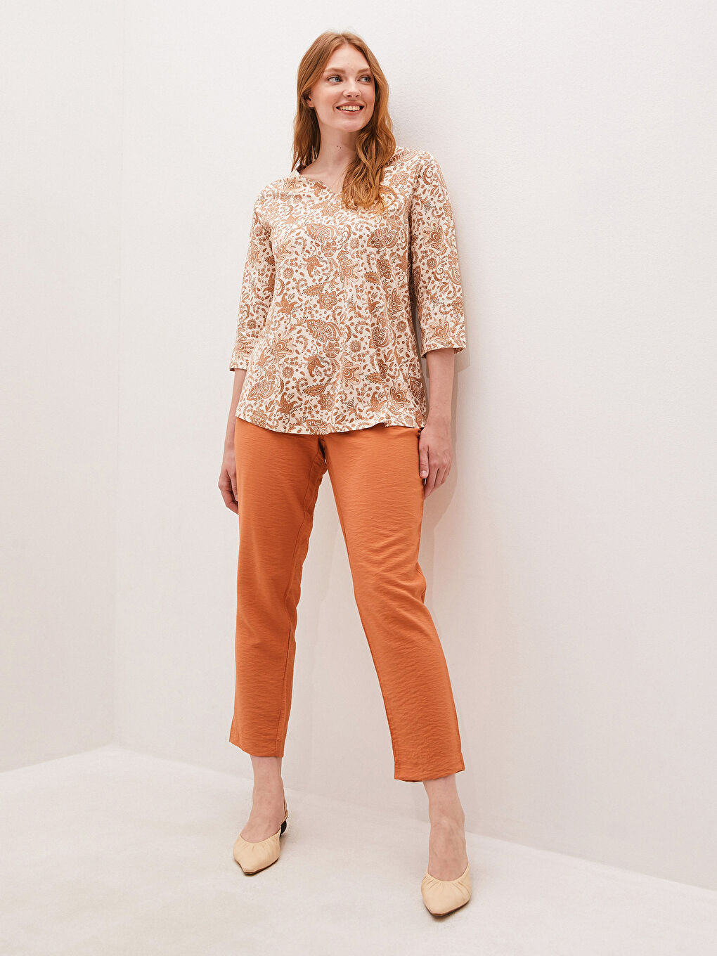 Bej V Yaka Baskılı Kısa Yarım Kollu Pamuklu Kadın Bluz-3