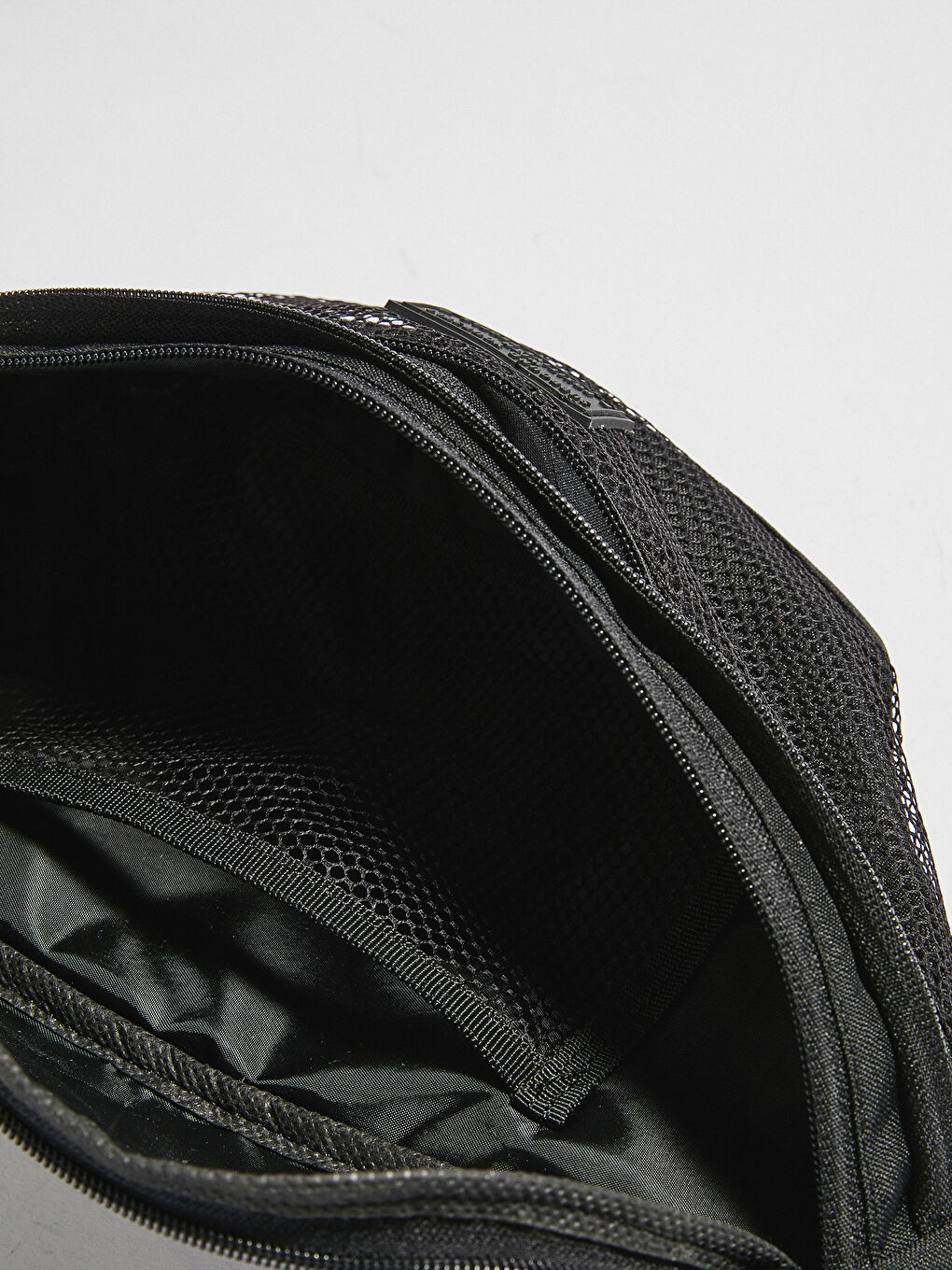 Siyah Etiket Detaylı Erkek Bel Çantası-4