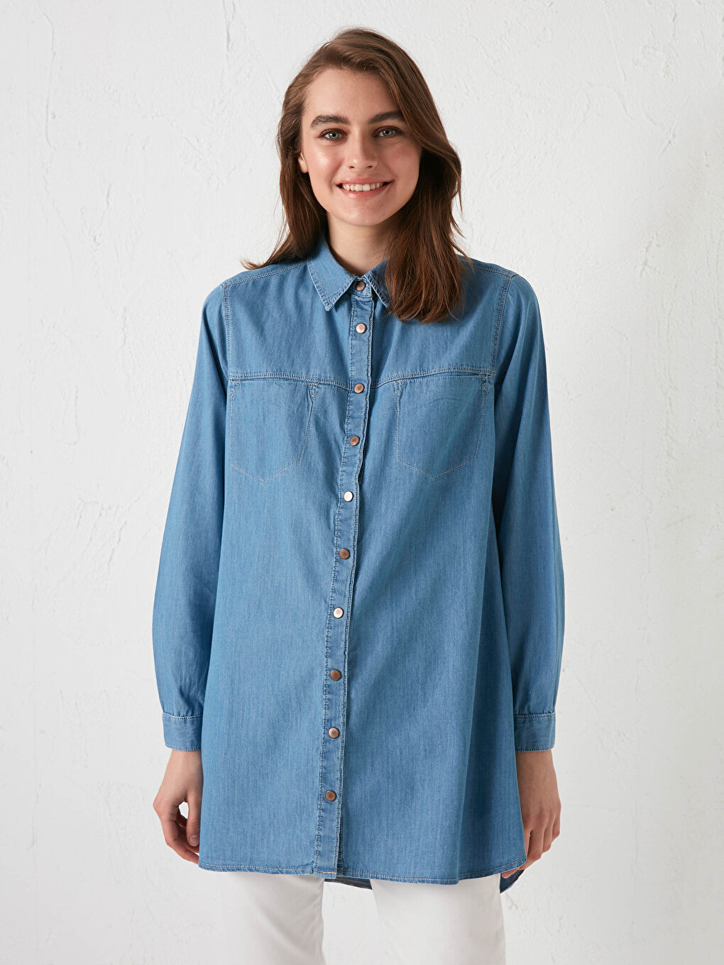 تونيك جينز بياقة قميص بتفاصيل جيب وكم طويل للسيدات-1