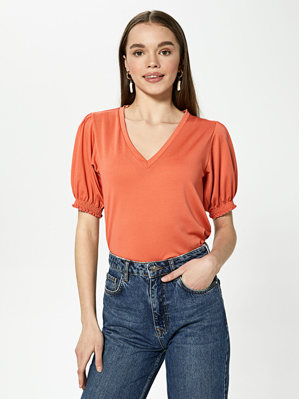 بلوزة نسائية كم قصير ياقة على شكل حرف V قماش كريب سادة