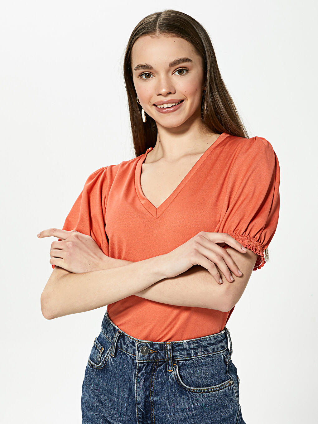 بلوزة نسائية كم قصير ياقة على شكل حرف V قماش كريب سادة-1