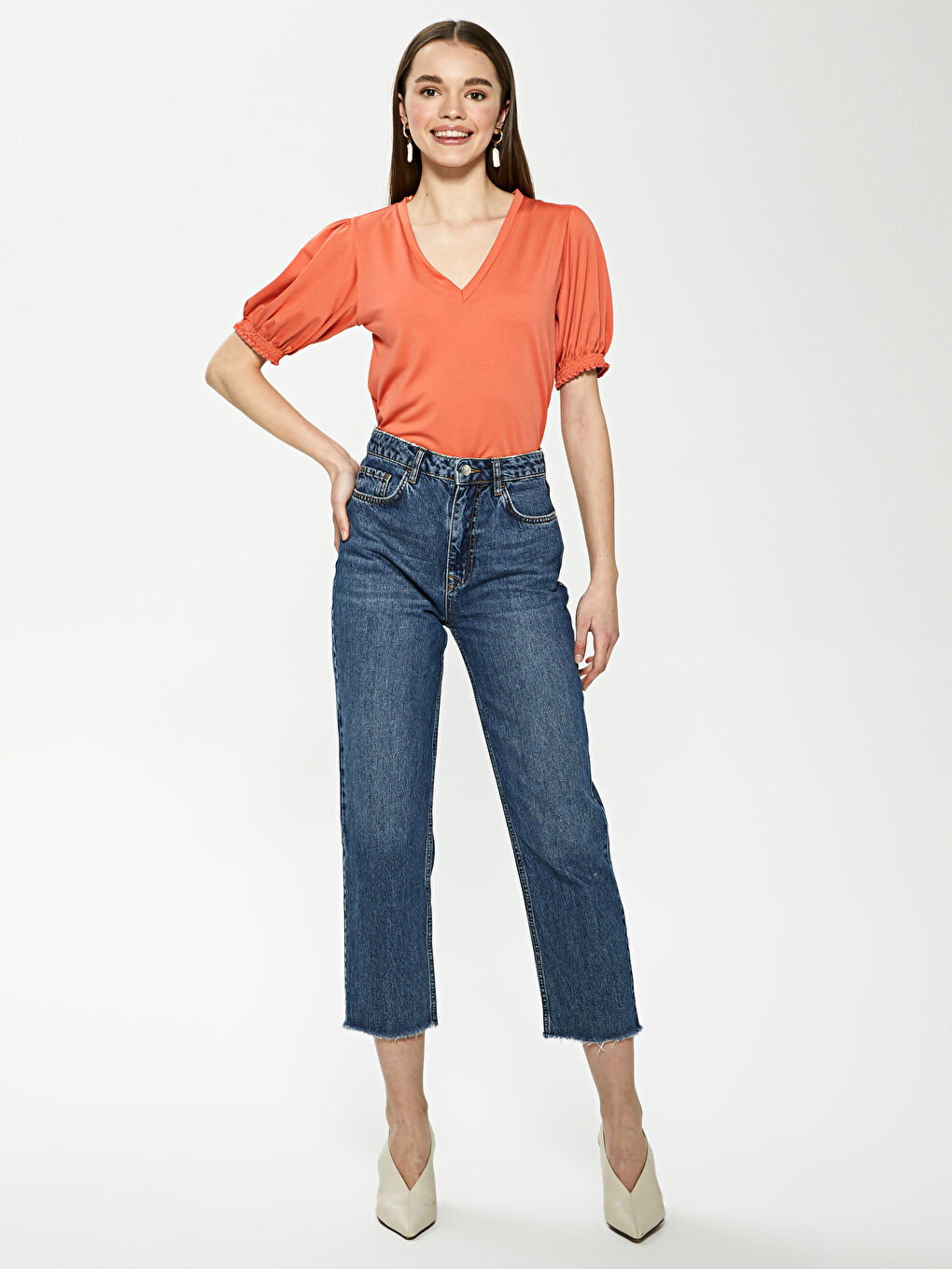 بلوزة نسائية كم قصير ياقة على شكل حرف V قماش كريب سادة-2