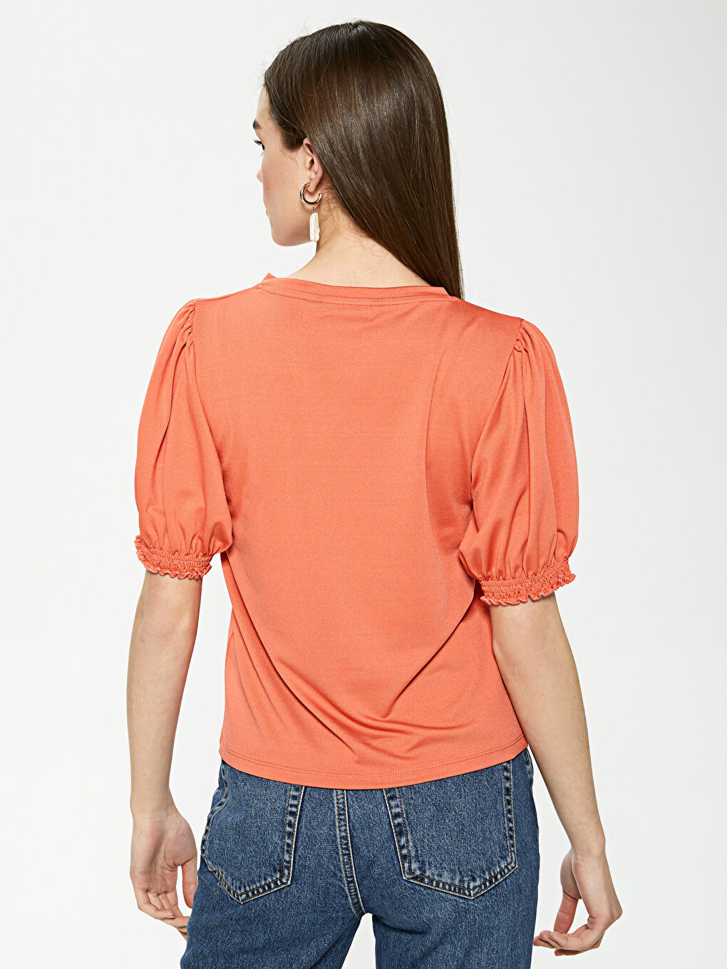 بلوزة نسائية كم قصير ياقة على شكل حرف V قماش كريب سادة-4