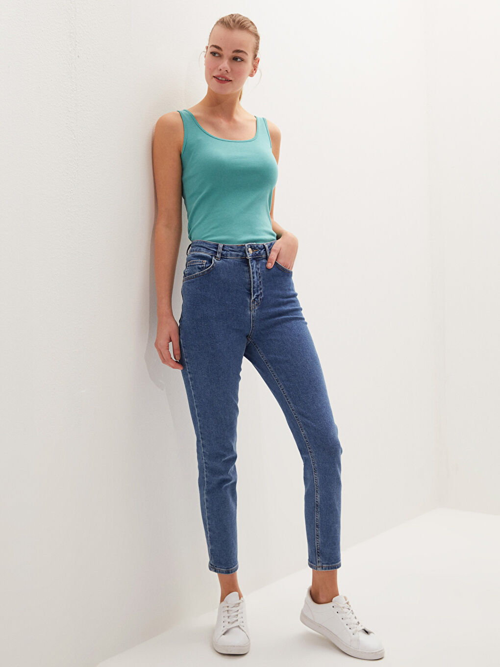 Yeşil U Yaka Askılı Düz Pamuklu Kadın Atlet-1